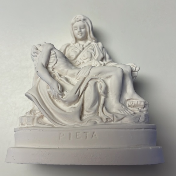 Pieta of Michelangelo in White Composite Statue 3.5” Tall. - Picture 5 of 6